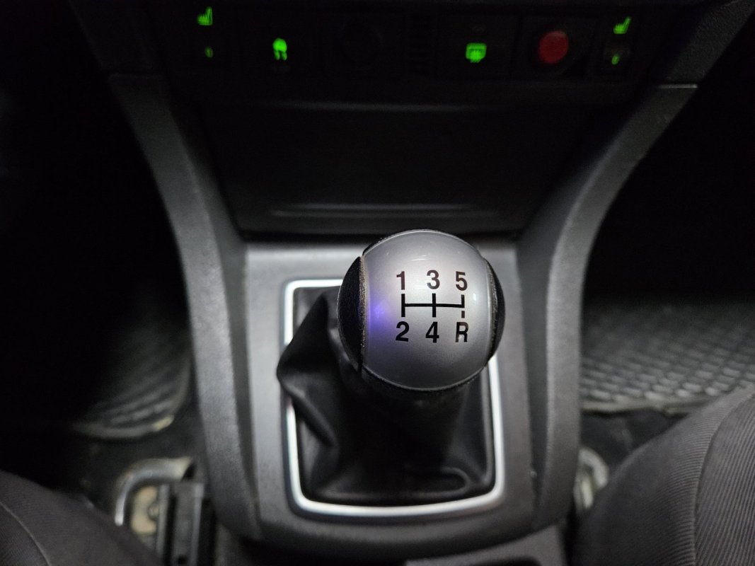 Automobil