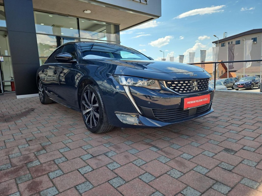Automobil