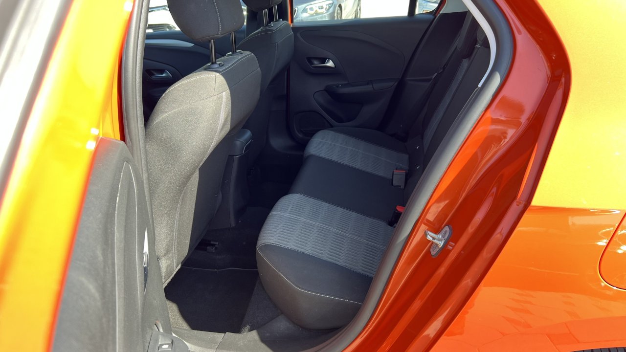 Automobil