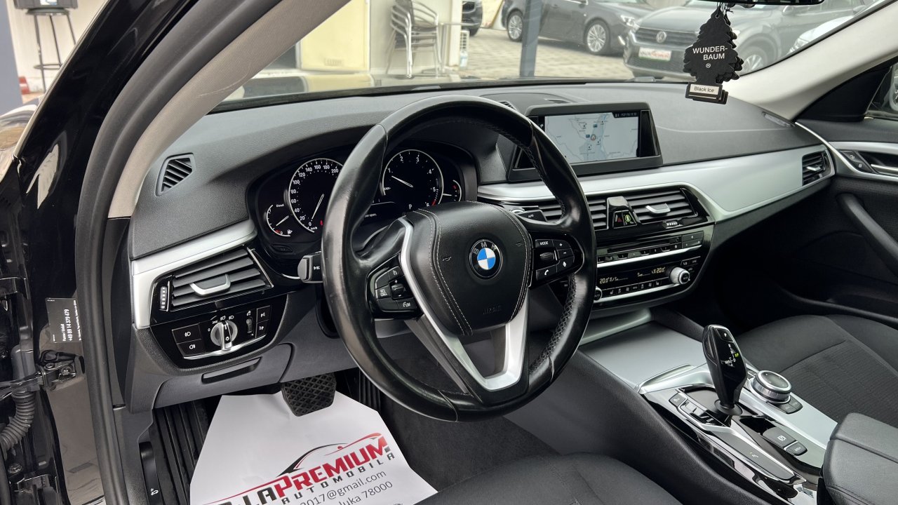 Automobil