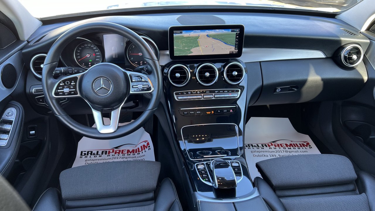 Automobil