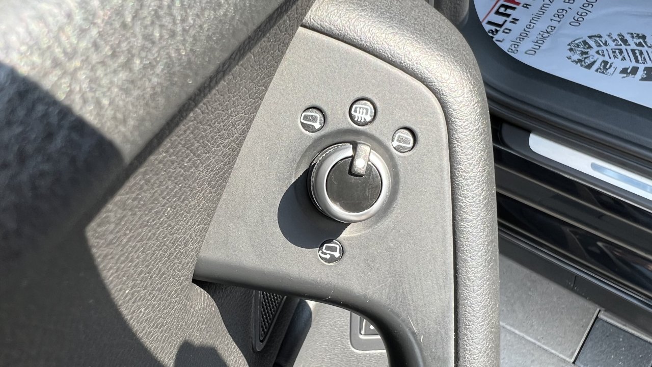 Automobil