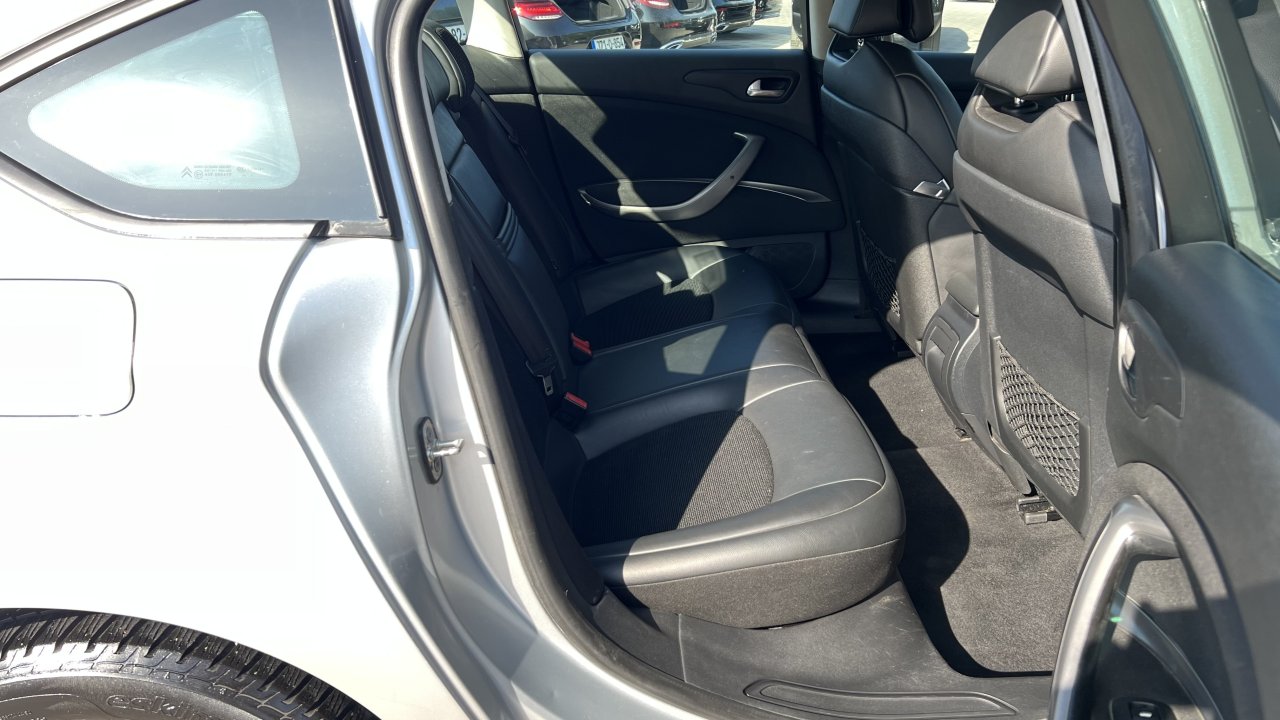 Automobil