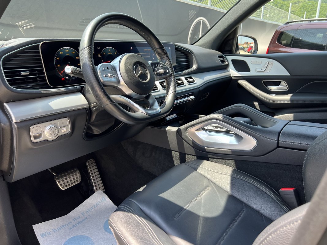 Automobil