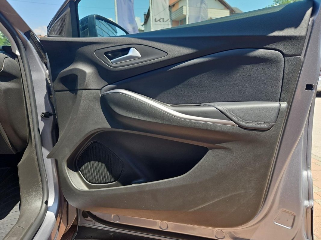 Automobil