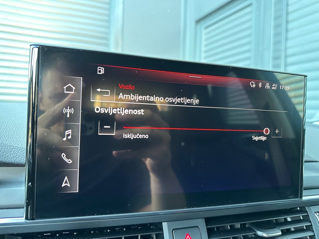 Automobil