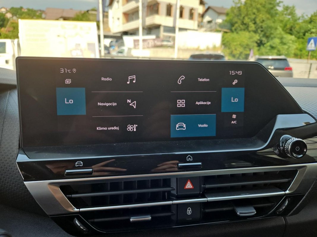 Automobil