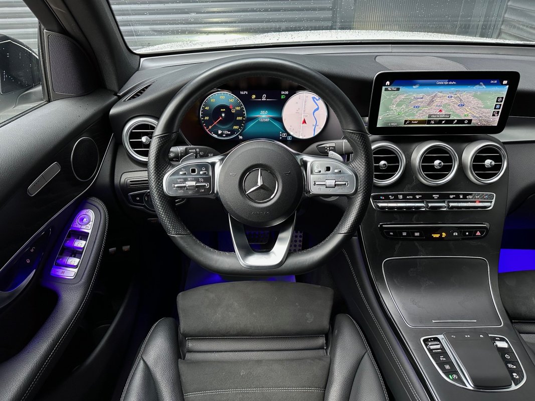 Automobil