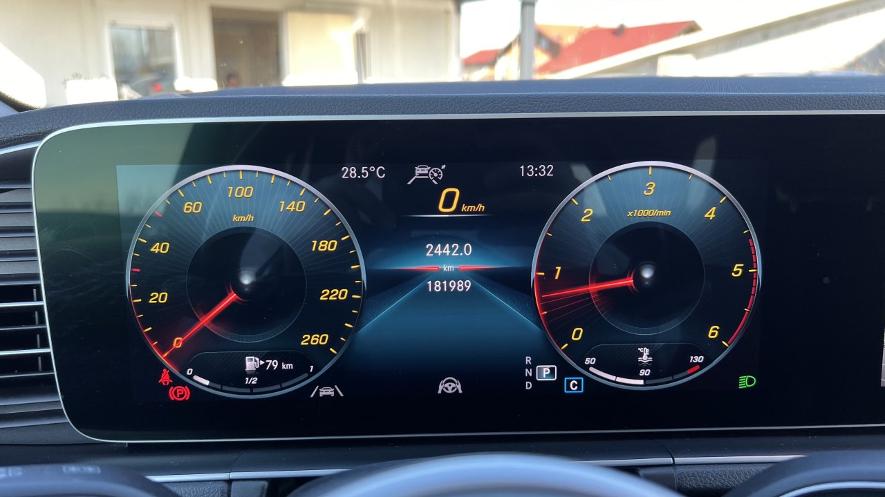 Automobil