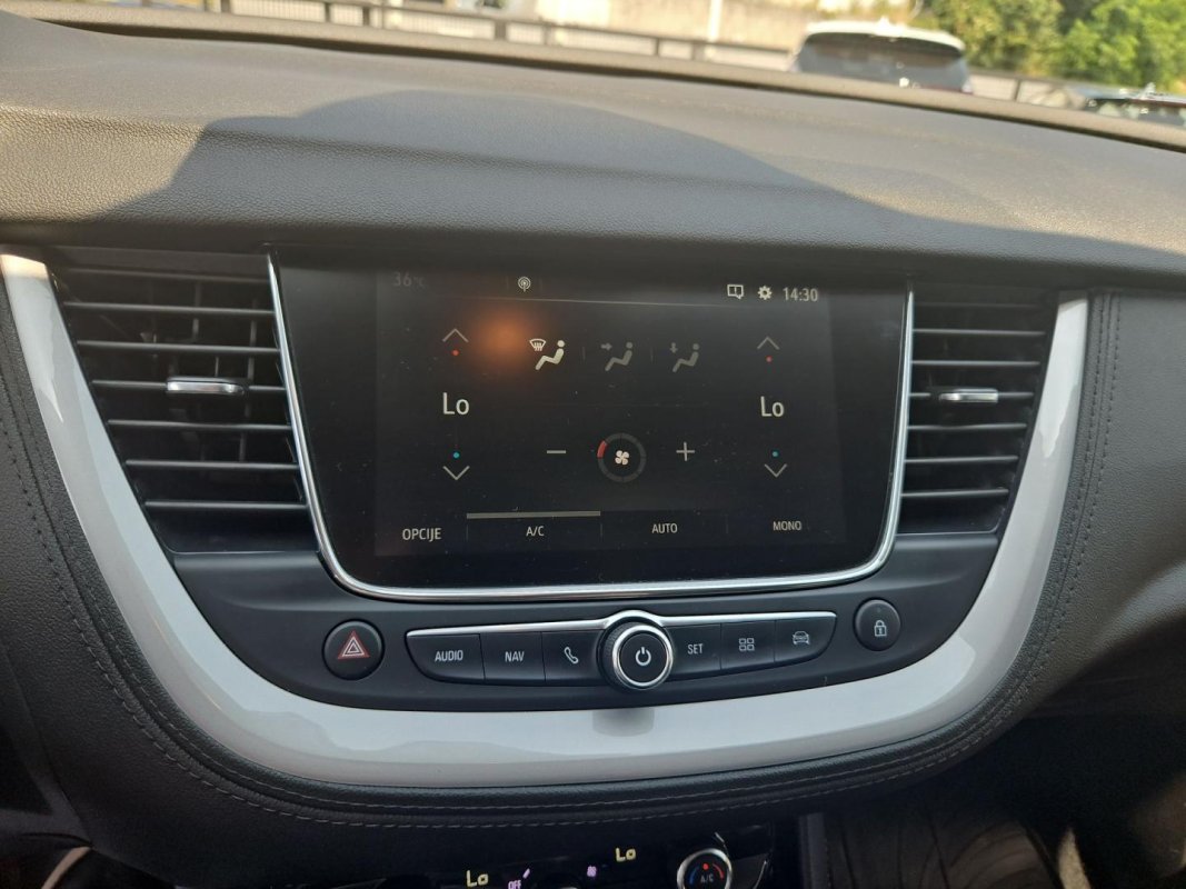 Automobil