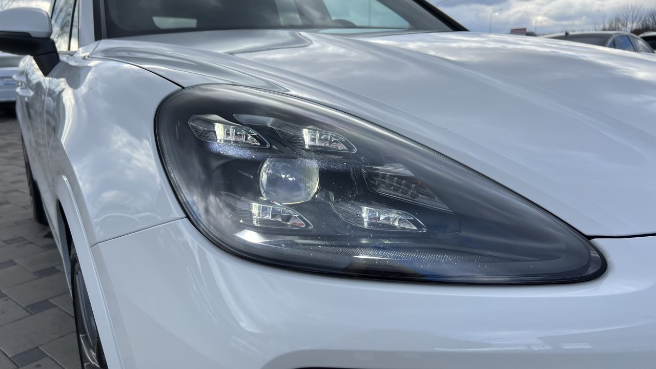 Automobil