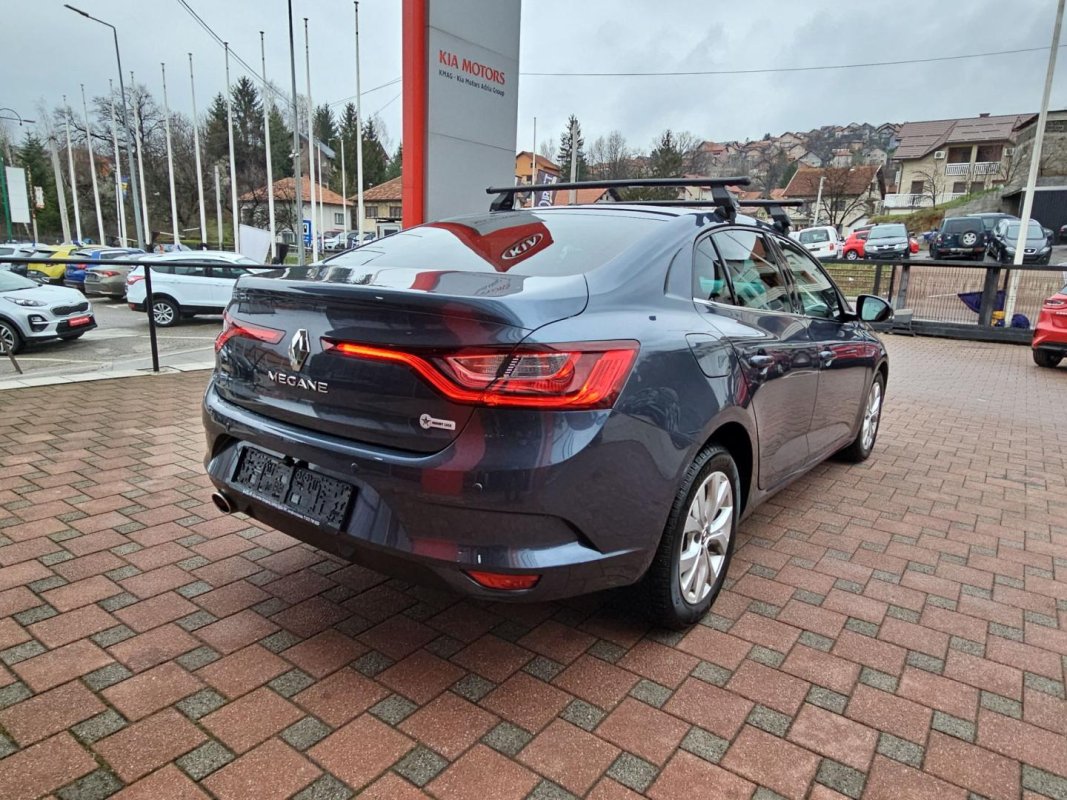 Automobil