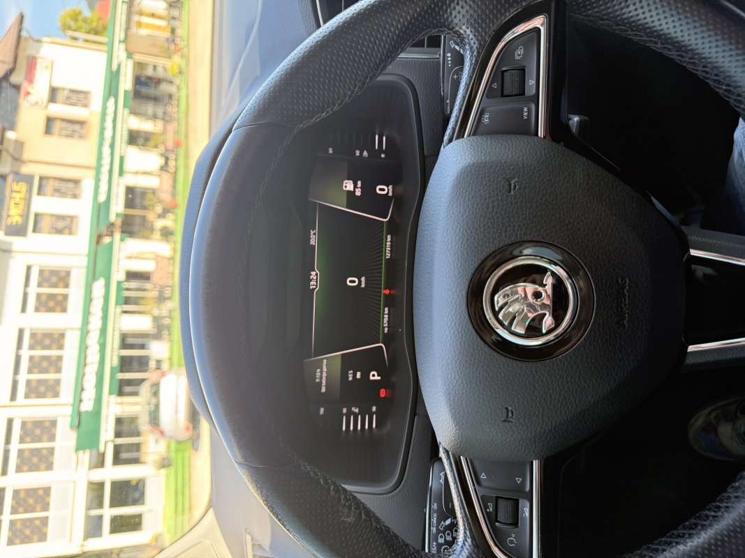 Automobil