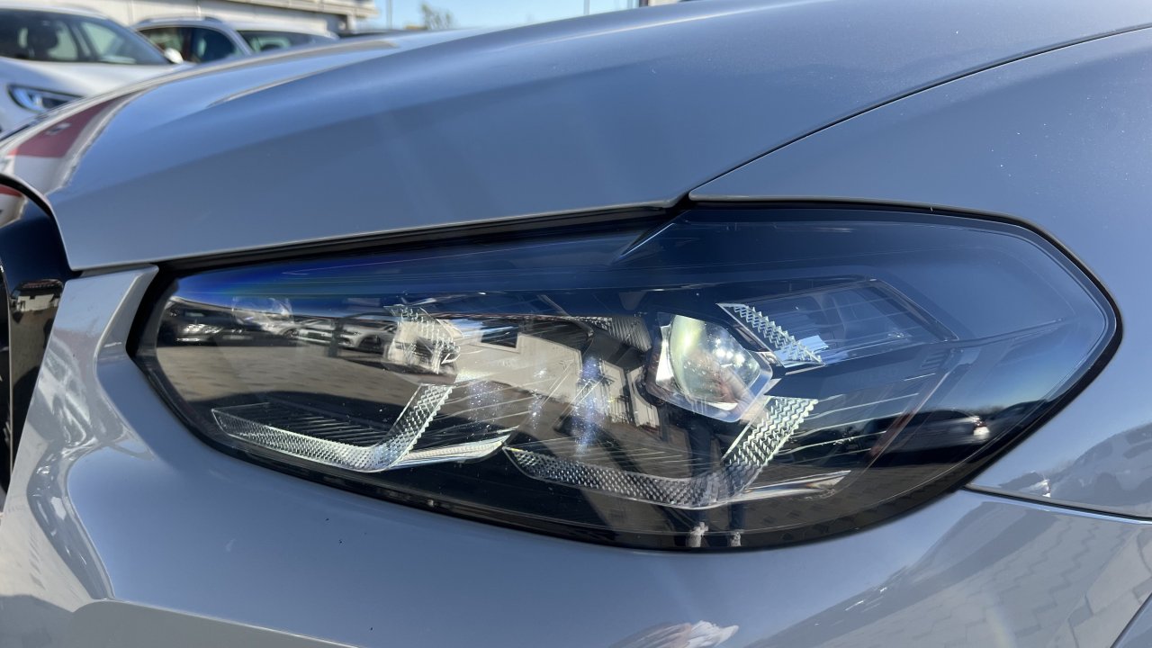 Automobil