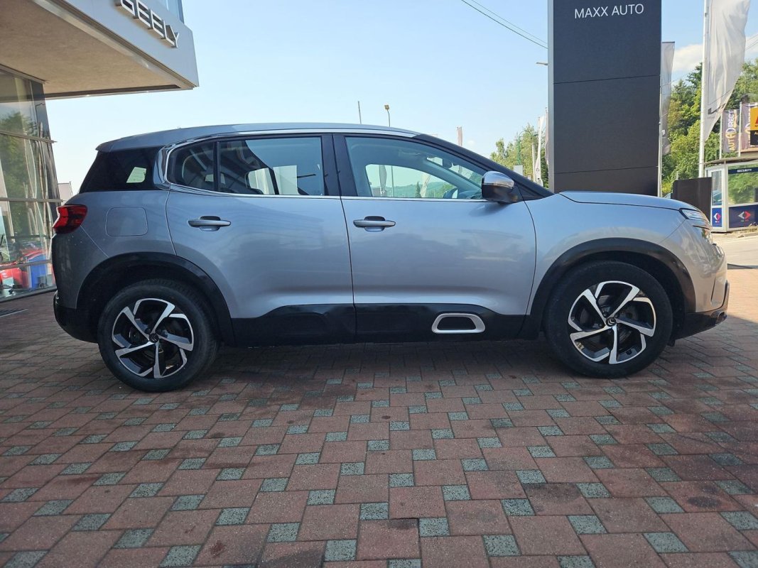 Automobil
