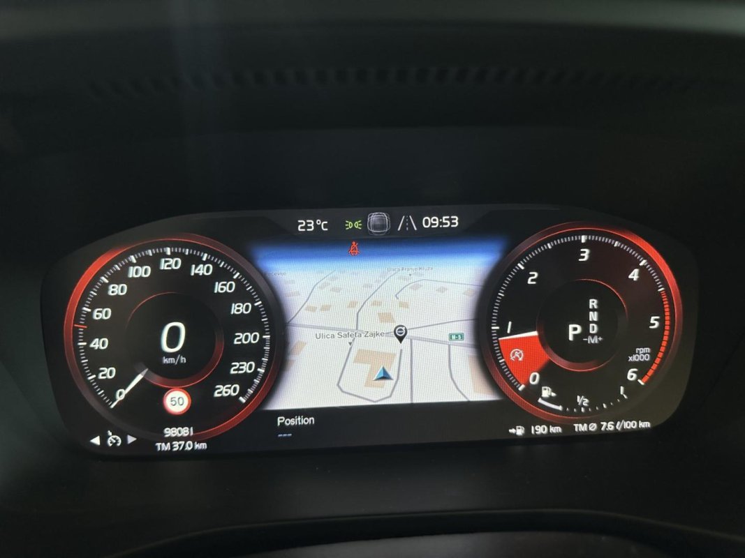 Automobil