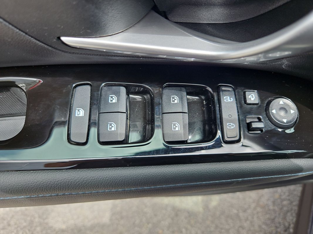 Automobil