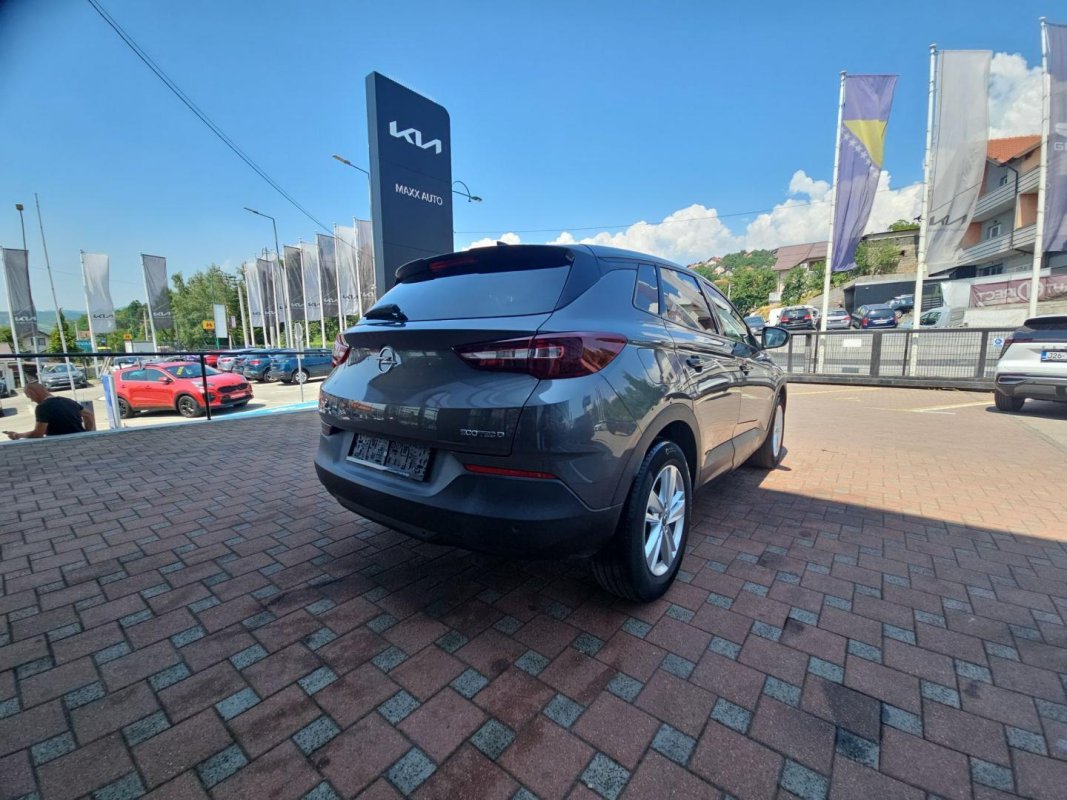 Automobil