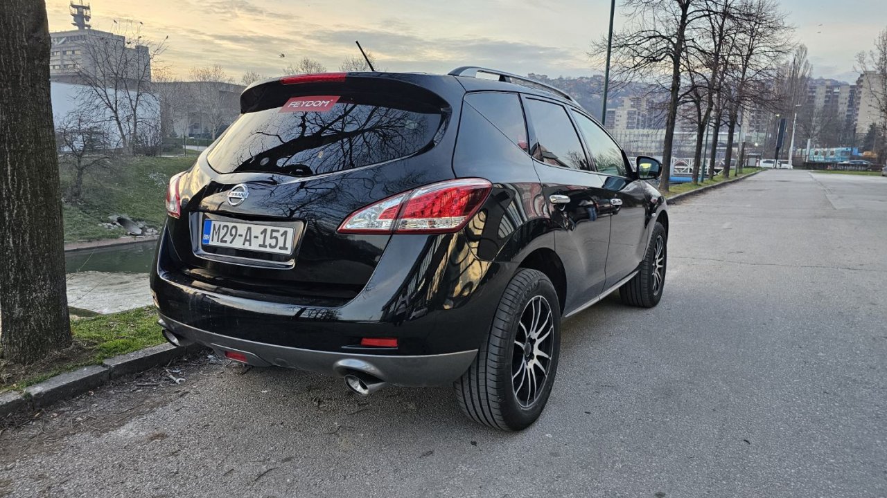 Automobil