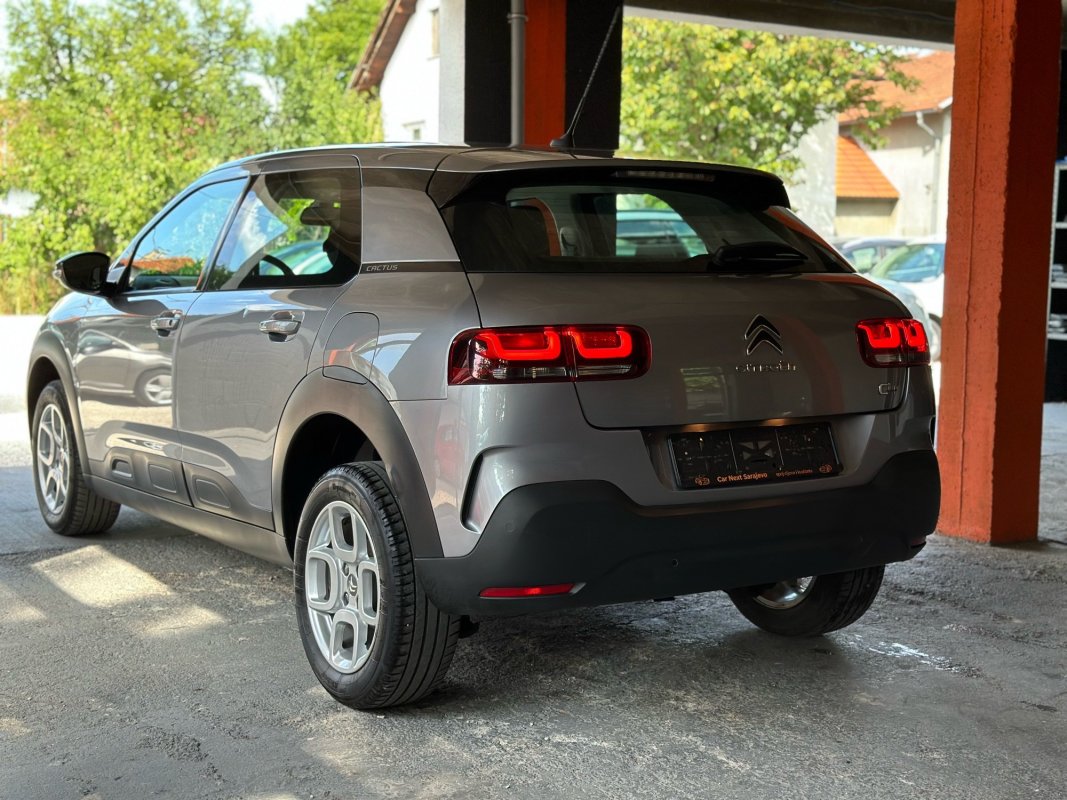 Automobil