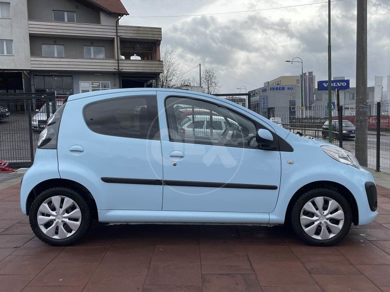 Automobil