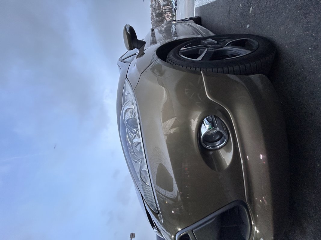 Automobil