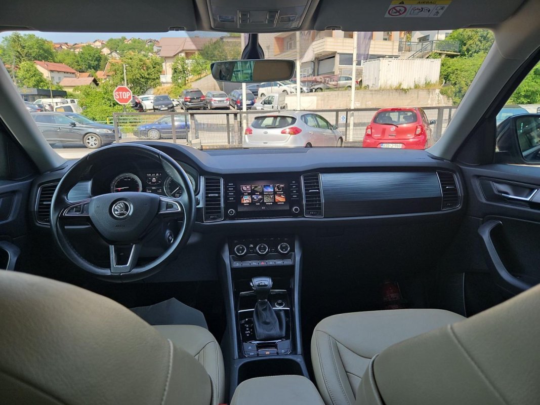 Automobil