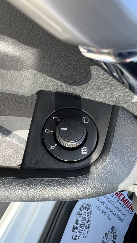 Automobil
