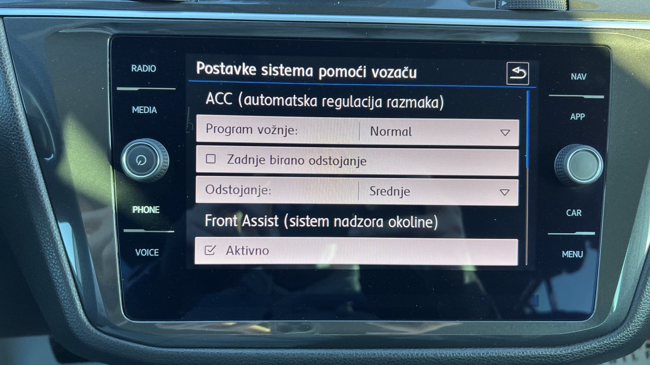Automobil