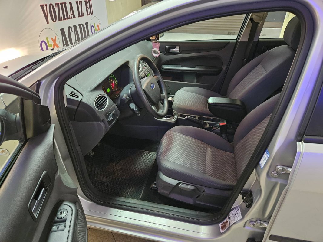 Automobil
