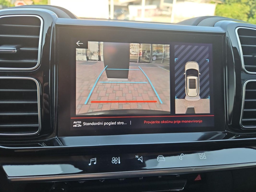 Automobil