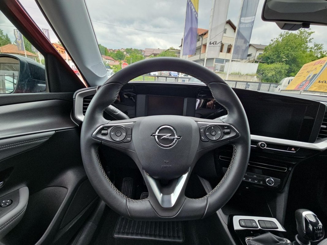 Automobil