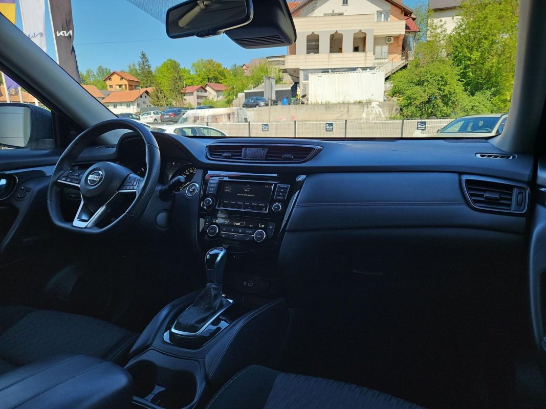 Automobil