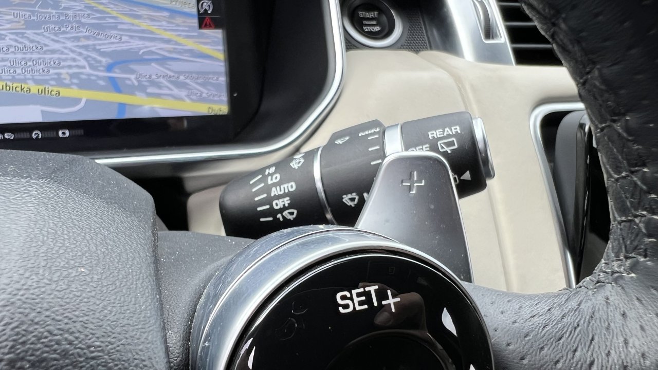 Automobil