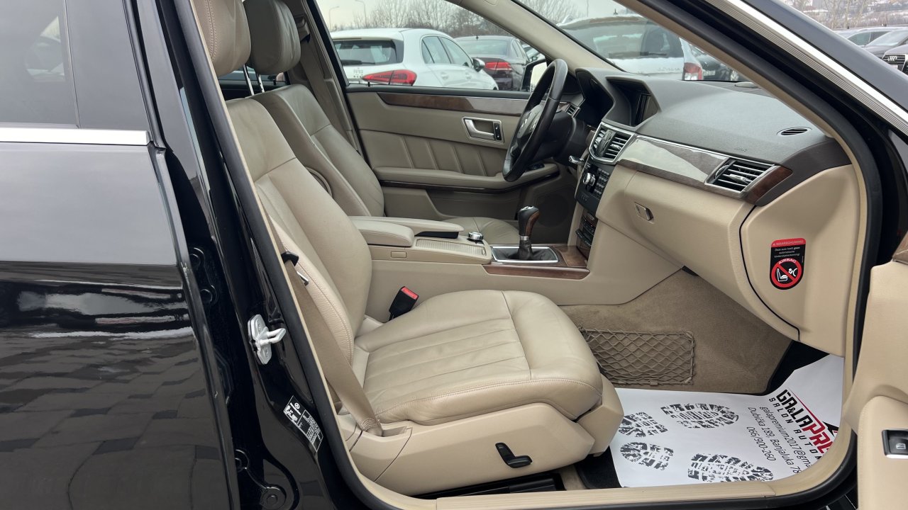 Automobil