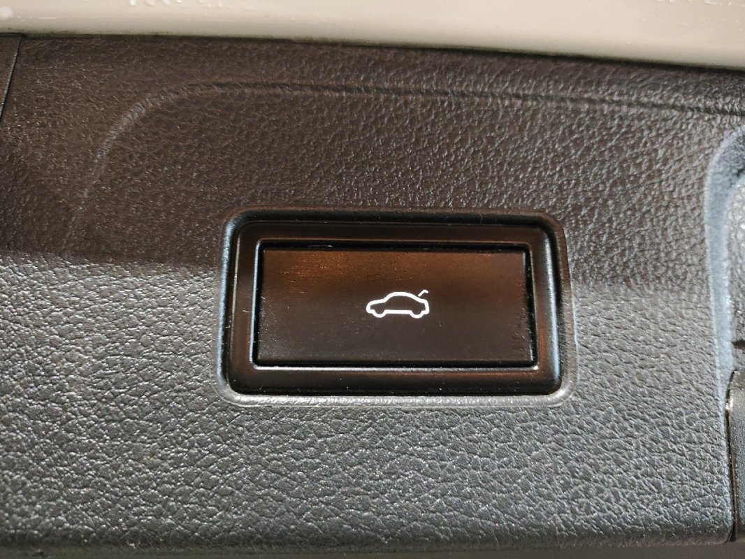 Automobil