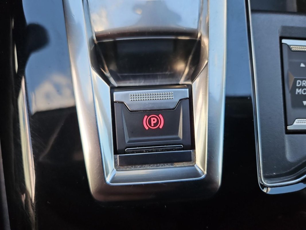 Automobil