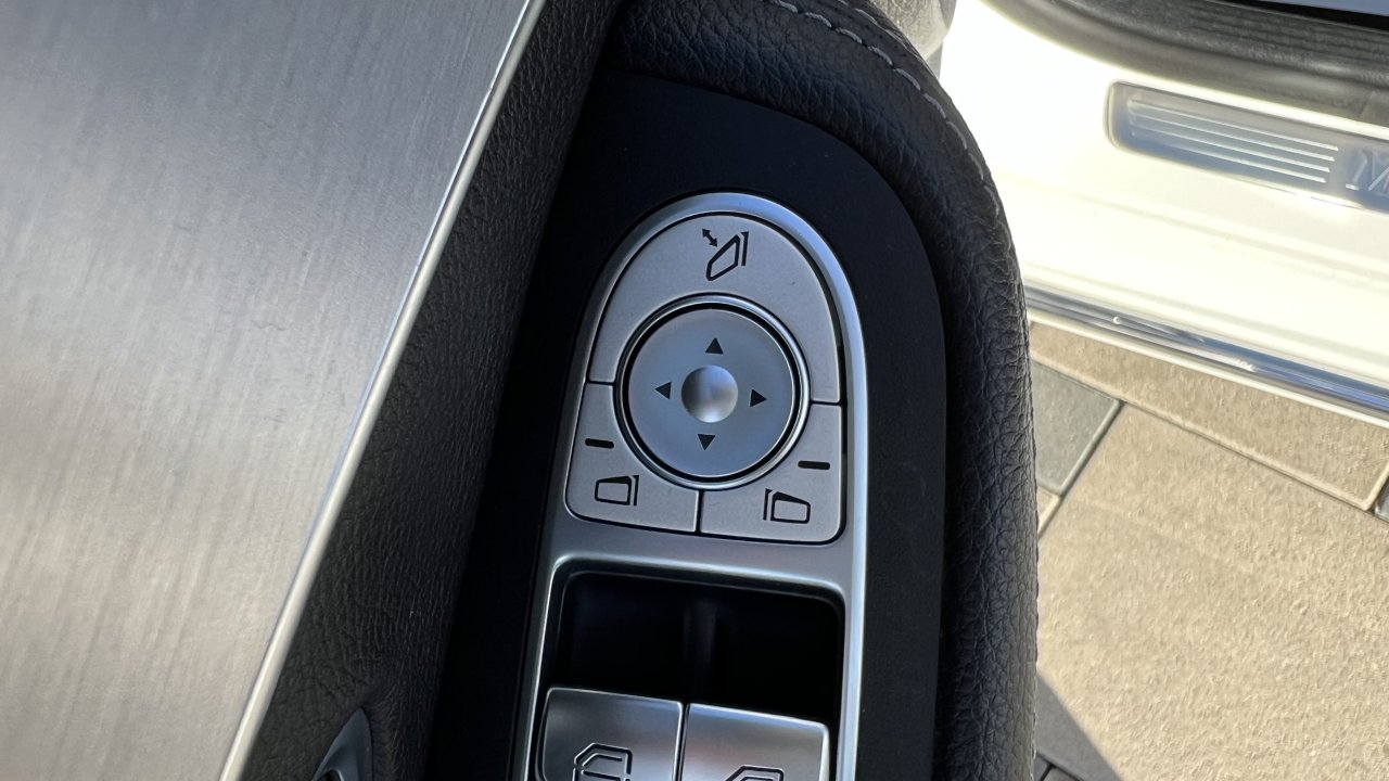Automobil