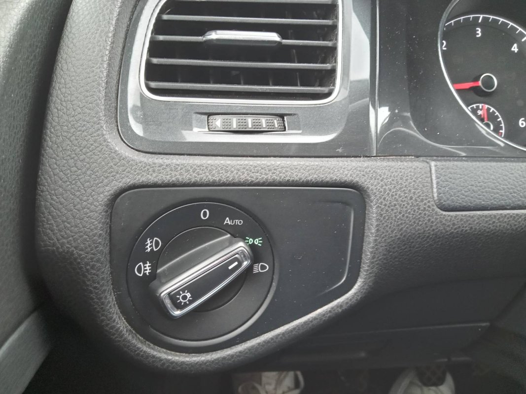 Automobil