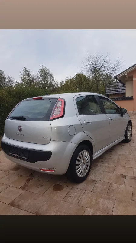 Automobil