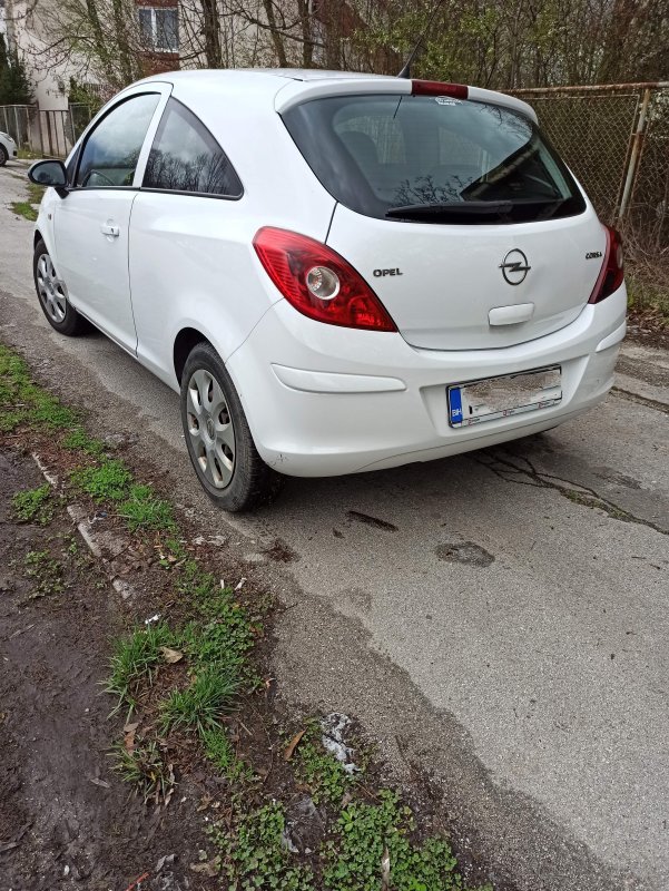 Automobil