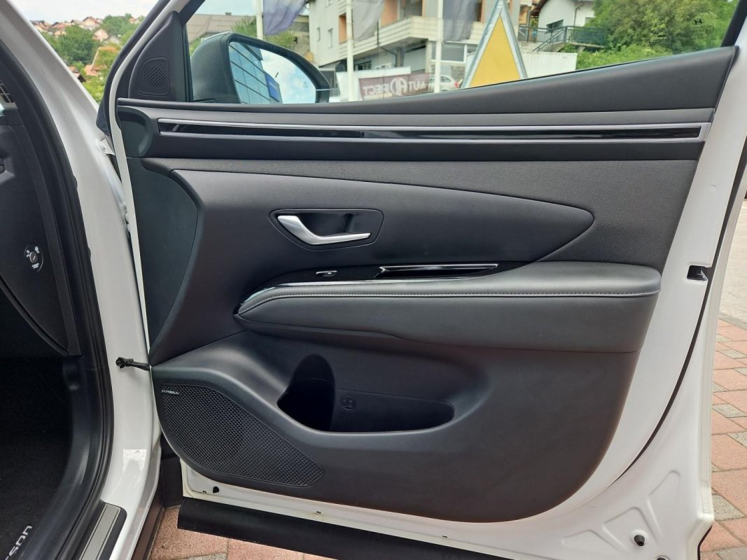 Automobil