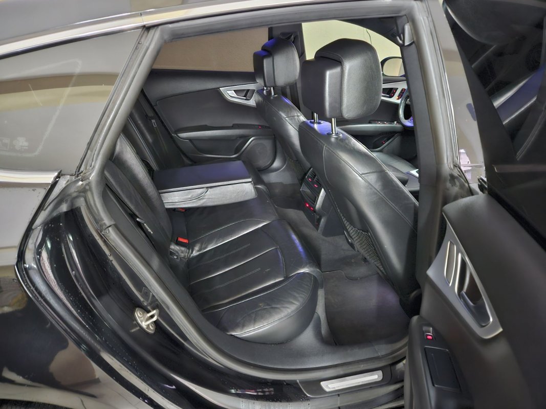 Automobil