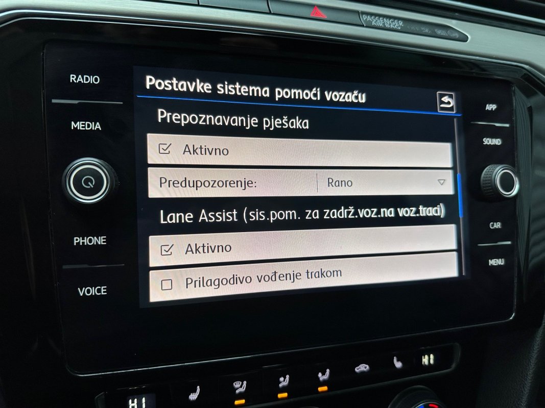 Automobil