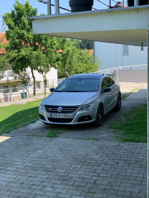 Automobil