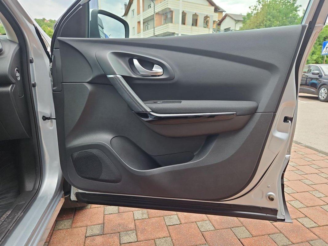 Automobil