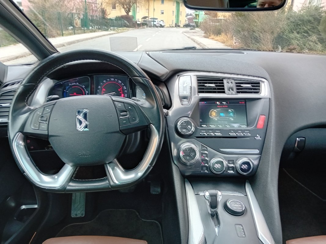 Automobil