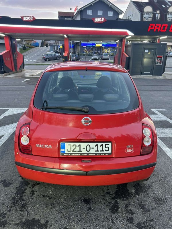 Automobil