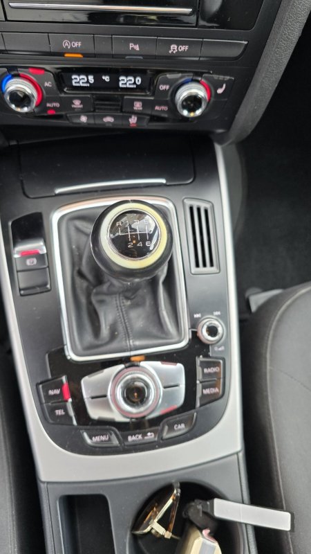 Automobil