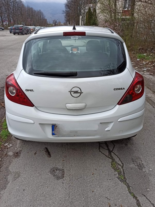 Automobil